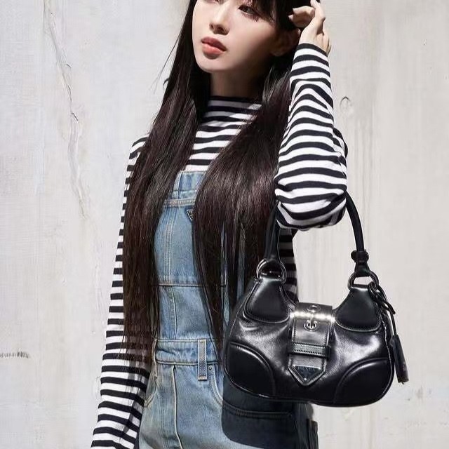 프라다 리에디션 2002 나파 가죽 문 백 숄더백 1BA381