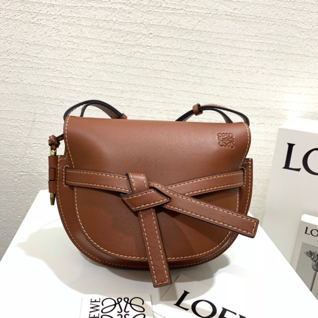 로에베 소프트 카프스킨 스몰 진 브라운 게이트백